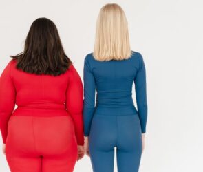 Two women, one larger than the other. This image is for an article about when you start to notice the first signs of healthy weight loss.