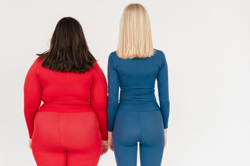 Two women, one larger than the other. This image is for an article about when you start to notice the first signs of healthy weight loss.